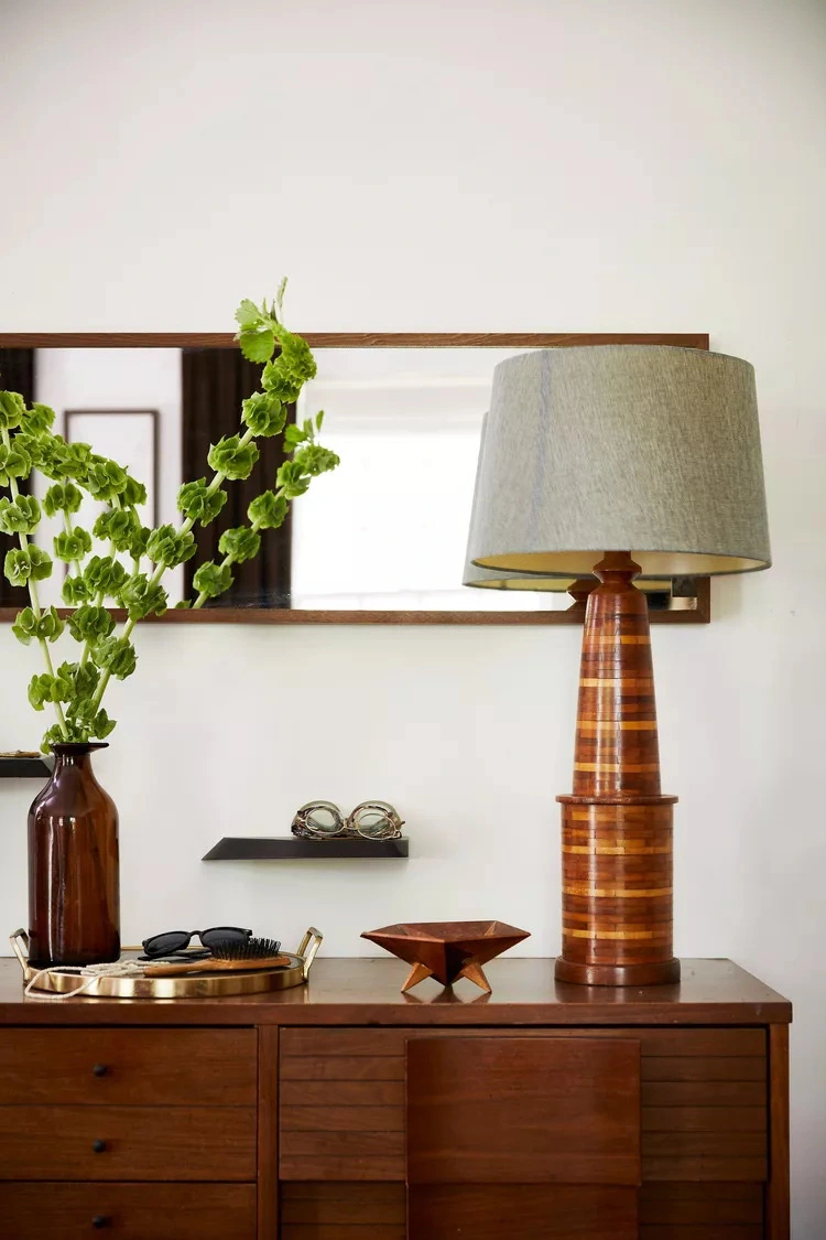 Các thiết kế gỗ đang hướng đến các sắc thái tối hơn để tăng chiều sâu và sự tinh tế cho ngôi nhà - Ảnh: BHG