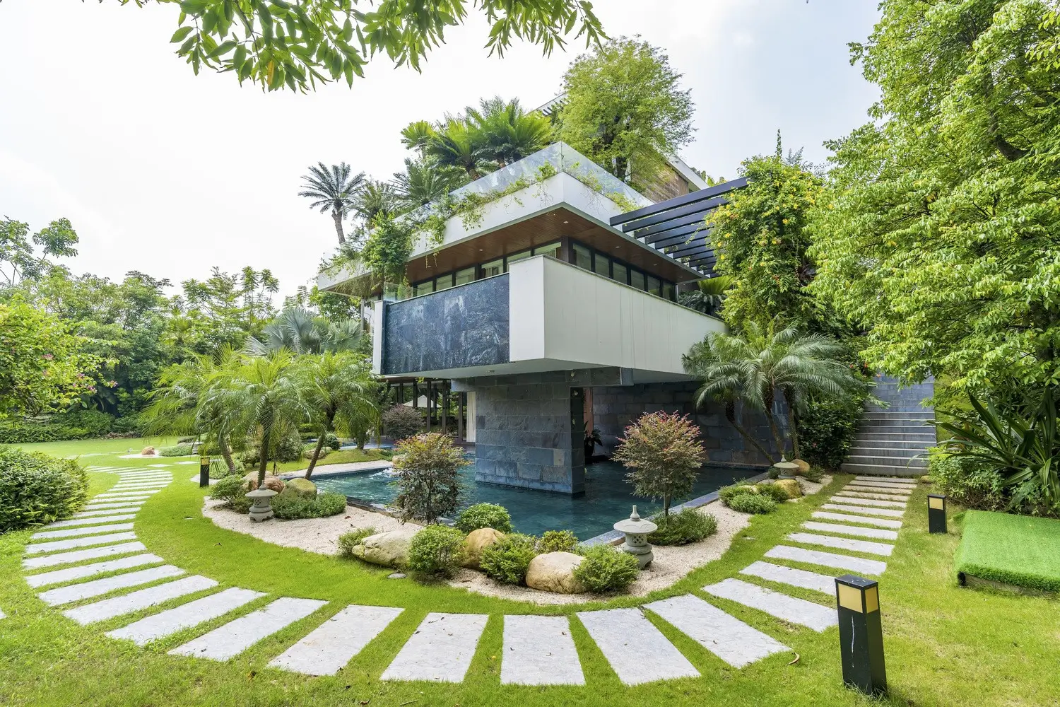 Căn biệt thự thiết kế sang trọng gồm phòng khách, quầy bar, phòng giải trí, chiếu phim, bếp và phong ngủ kết hợp sân vườn.