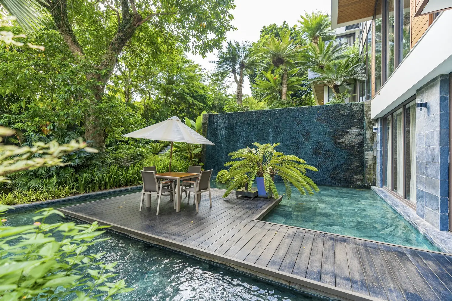 Công trình là biệt thự sân vườn nên vật liệu sử dụng đều từ địa phương. Hệ thống kết cấu bê tông cốt thép, tường gạch đá, tường gạch không nung thân thiện với môi trường. Hoàn thiện nhà bằng sơn, gạch ceramic, đá terrazzo, đá granite.